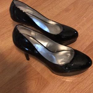 GUESS Platform Heels Pumps sz 7 Black Patent LN